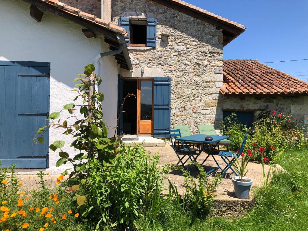 Photo de la galerie de l'établissement Chambre d'hôtes La Floralie, à Saint-Crépin-de-Richemont