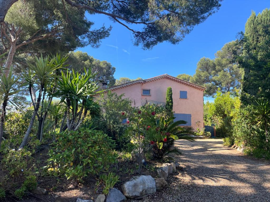 une maison avec des arbres et des plantes devant dans l'établissement Villa dans Quartier résidentiel de Portissol à 500m de la plage et petits commerces, à Sanary-sur-Mer