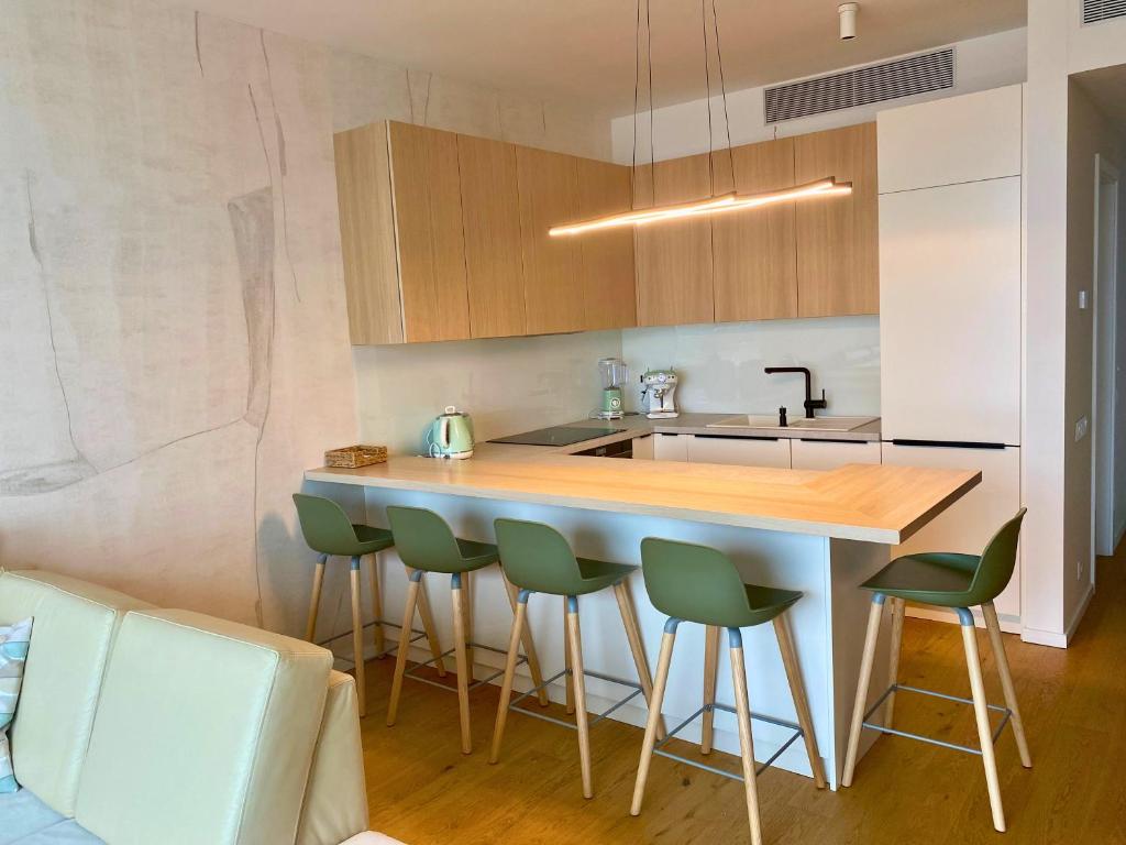 Η κουζίνα ή μικρή κουζίνα στο Luxury Apartment in SkyPark Residence, 26th floor - Castle view, Parking free