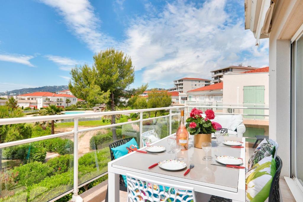d'un balcon avec une table et des chaises offrant une vue. dans l'établissement Appartement de luxe 4 pièces Juan Flore, à Antibes