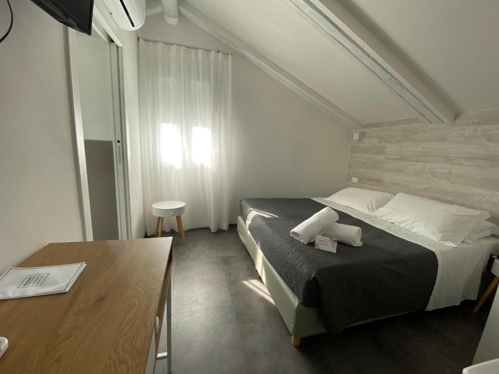 a hotel room with a bed and a table at Boutique Hotel Nuovo Cason in Cavallino-Treporti
