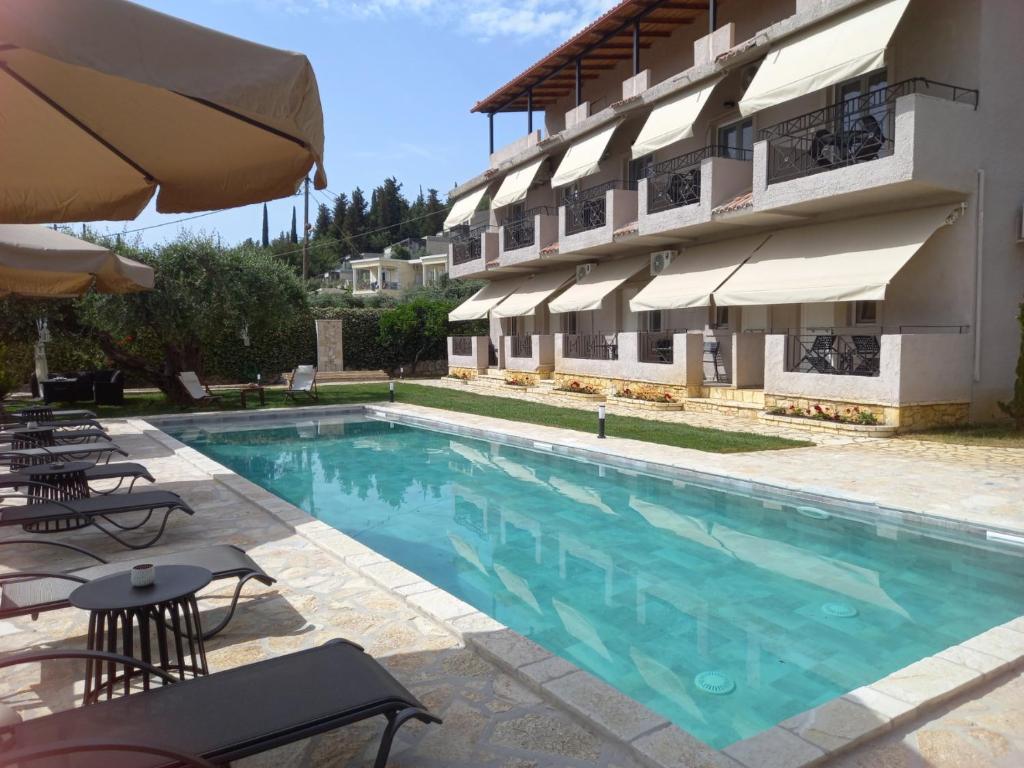 Bazén v ubytovaní POSEIDON SeaSide Deluxe Suites alebo v jeho blízkosti