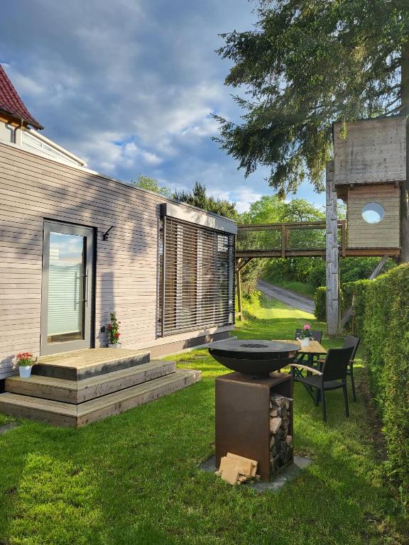 a backyard of a house with a grill and a table at mein kleinDOMIZIL Mittenaar in Mittenaar