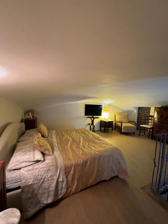 - une chambre avec un lit et une télévision à écran plat dans l'établissement Casa Brasile, à Vico Equense