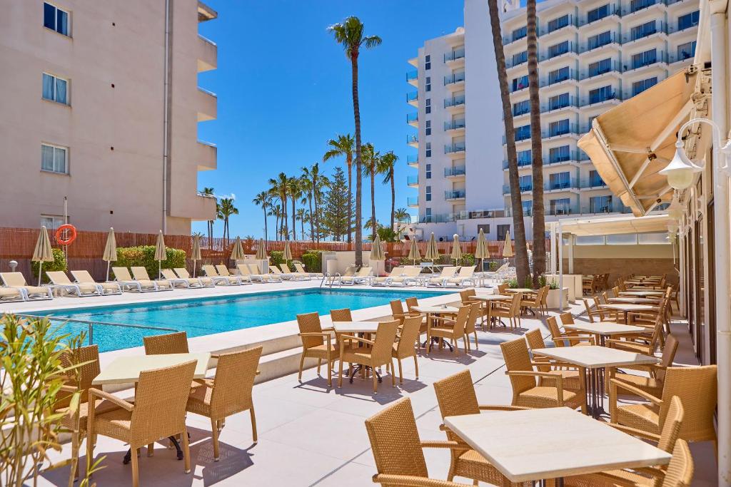Bazén v ubytování Universal Hotel Bikini nebo v jeho okolí