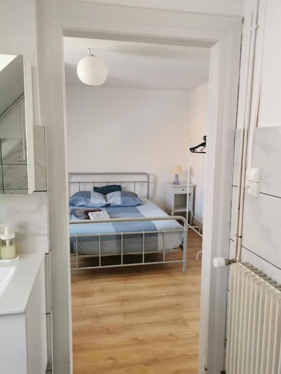 Posteľ alebo postele v izbe v ubytovaní 2e étage appartement entier 3 pièces idéal 2 personnes, 2 chambres communiquantes en enfilade, WIFI, espace travail parking gratuit
