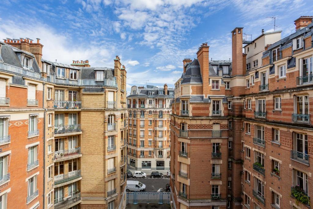 un groupe de grands bâtiments dans une ville dans l'établissement The Paris 15 Place, à Paris