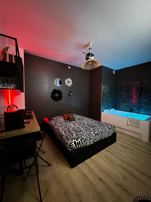 - une chambre avec un lit et un bureau dans l'établissement Appart Spa hypercentre, à Lille