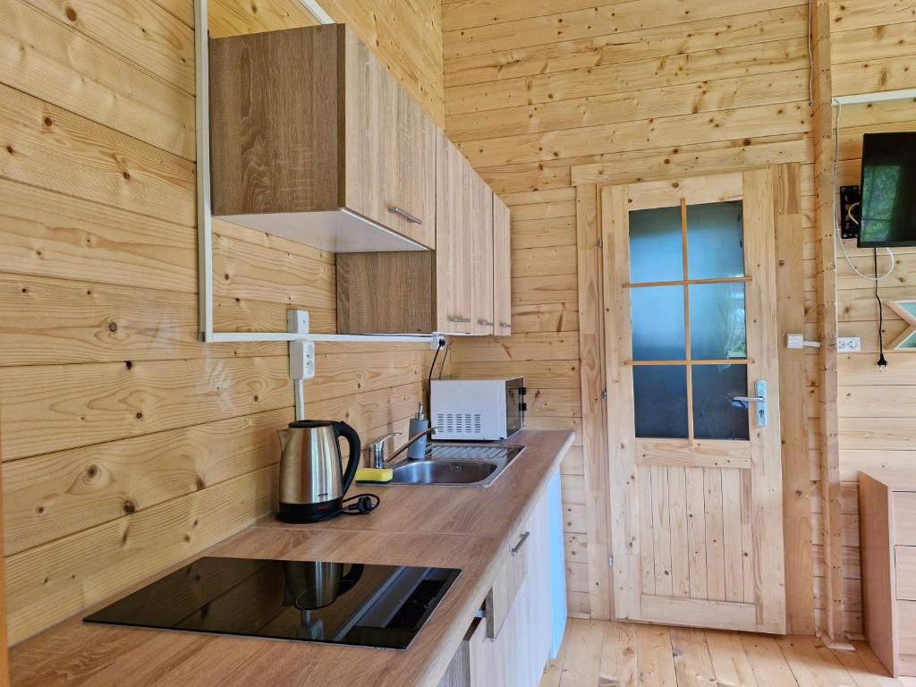 Kuchyň nebo kuchyňský kout v ubytování Domki Radków - Skibin