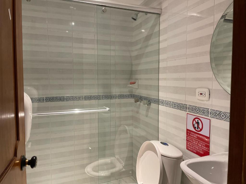 La salle de bains est pourvue d'une douche, de toilettes et d'un lavabo. dans l'établissement Usaquen Station Hostel, à Bogotá