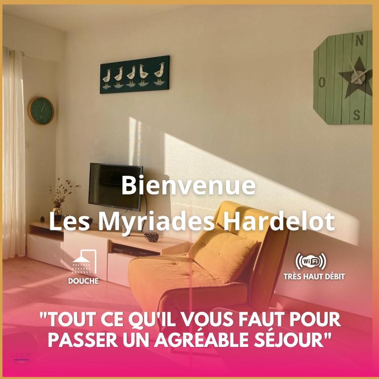 - un lit à baldaquin dans le salon avec un canapé dans l'établissement Les Myriades Hardelot, à Neufchâtel-Hardelot