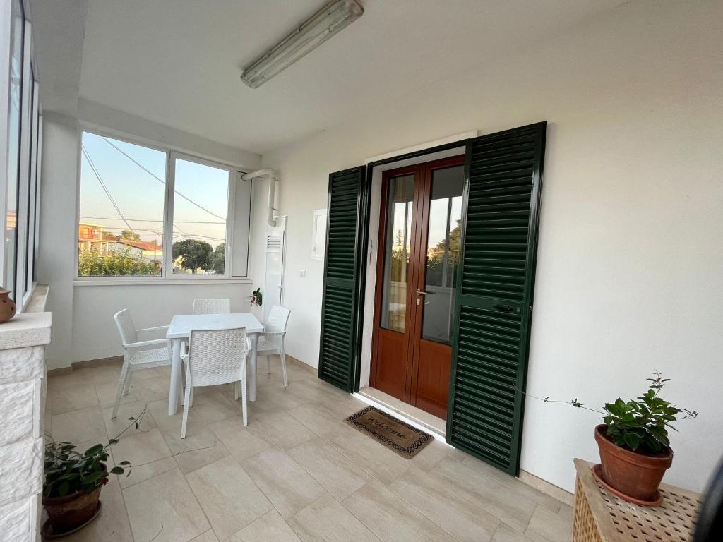 a room with a table and a door and a table and chairs at Casa vacanze da Tonino in Noci