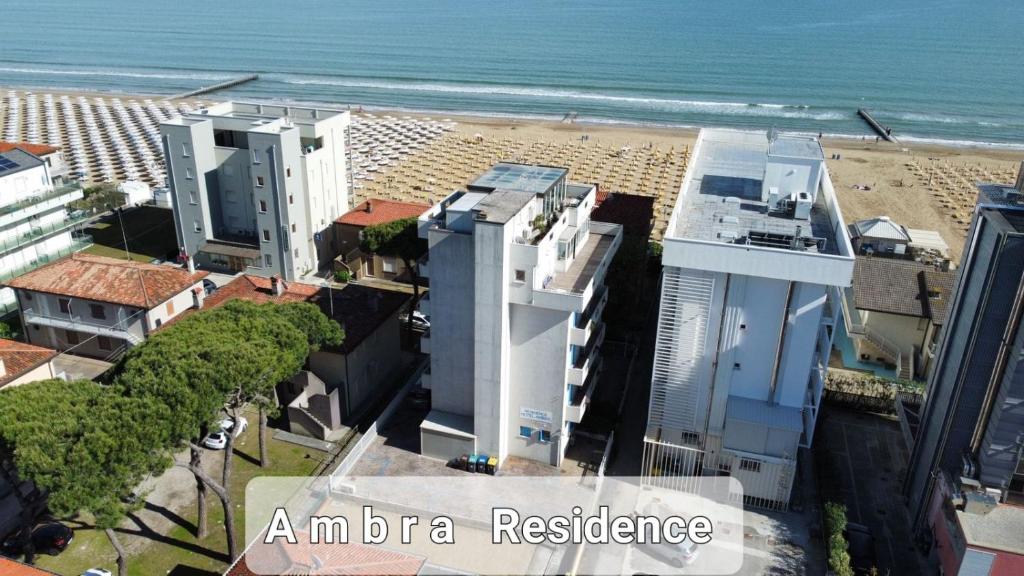 Vistas al mar de un edificio en la playa en Residence Ambra, en Lido di Jesolo