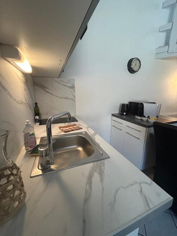 Kuchyňa alebo kuchynka v ubytovaní "La maison Fabrin" Appart N4 Arles centre