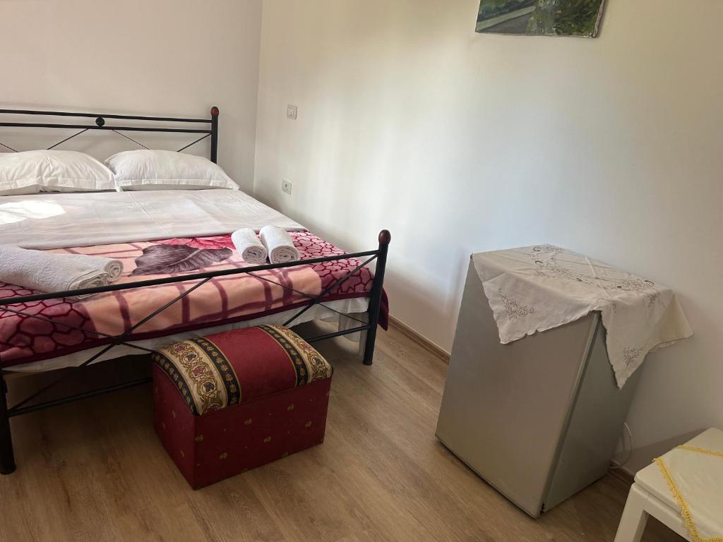 Postel nebo postele na pokoji v ubytování Bujtina Uji I Panjes, Log Cabins