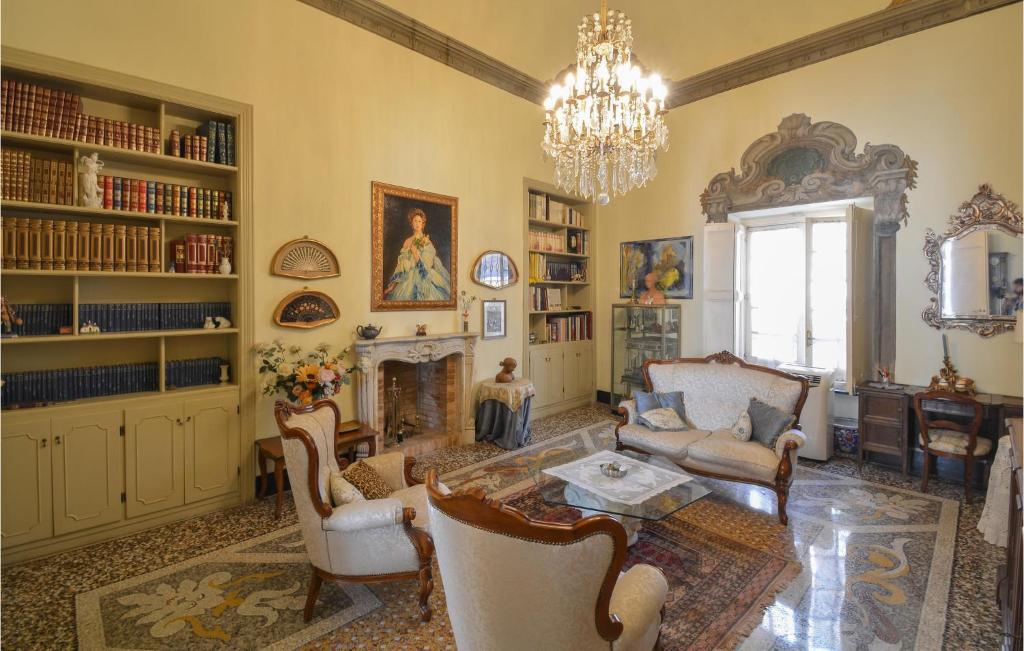 Gorgeous Apartment In Genova Sestri Ponente Wit,,, في جينوا: غرفة معيشة مليئة بالاثاث والثريا