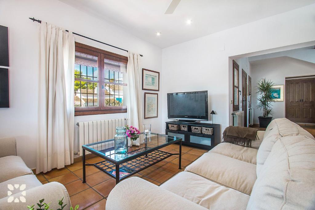 TV a/nebo společenská místnost v ubytování Villa Las Salinas by Abahana Villas