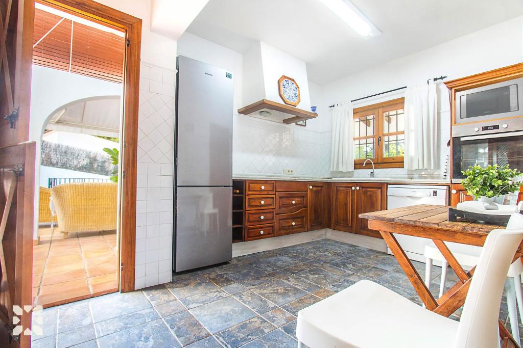 Kuchyň nebo kuchyňský kout v ubytování Villa Las Salinas by Abahana Villas