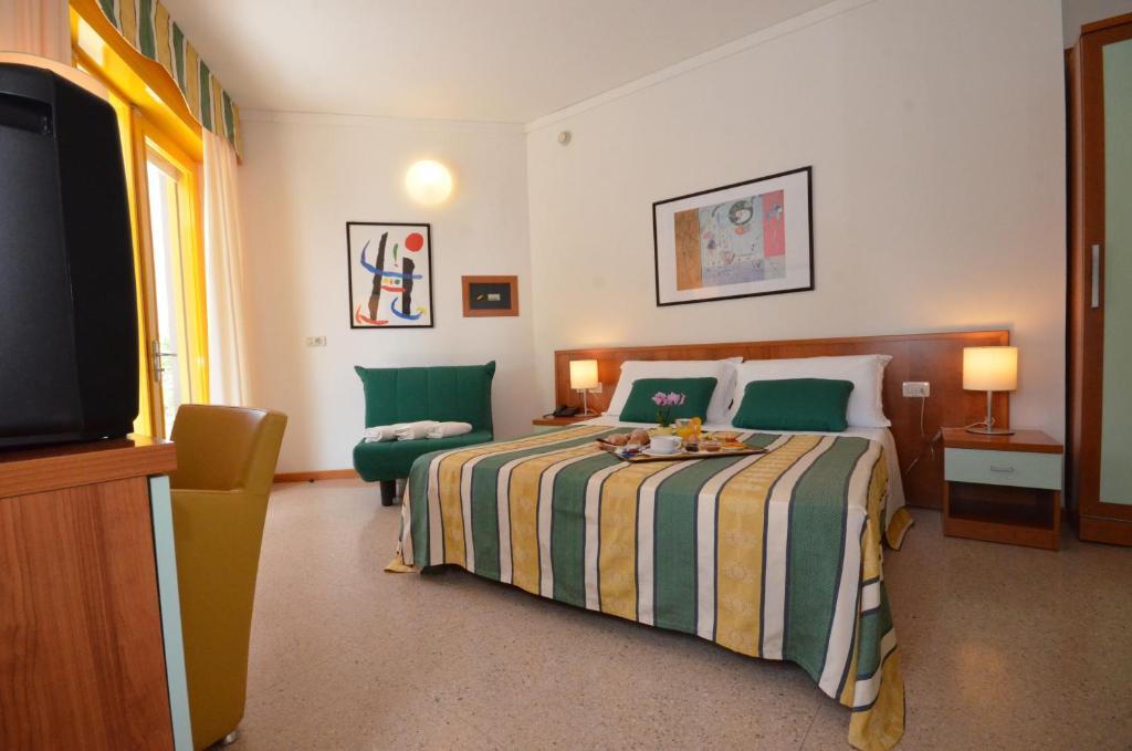 Łóżko lub łóżka w pokoju w obiekcie Hotel Luna
