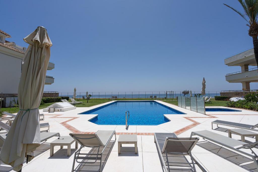 Basen w obiekcie Front line beach luxury apartment in Heaven Beach lub w pobliżu