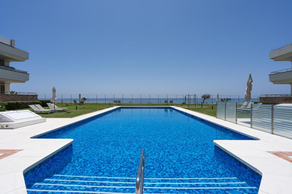 Basen w obiekcie Front line beach luxury apartment in Heaven Beach lub w pobliżu