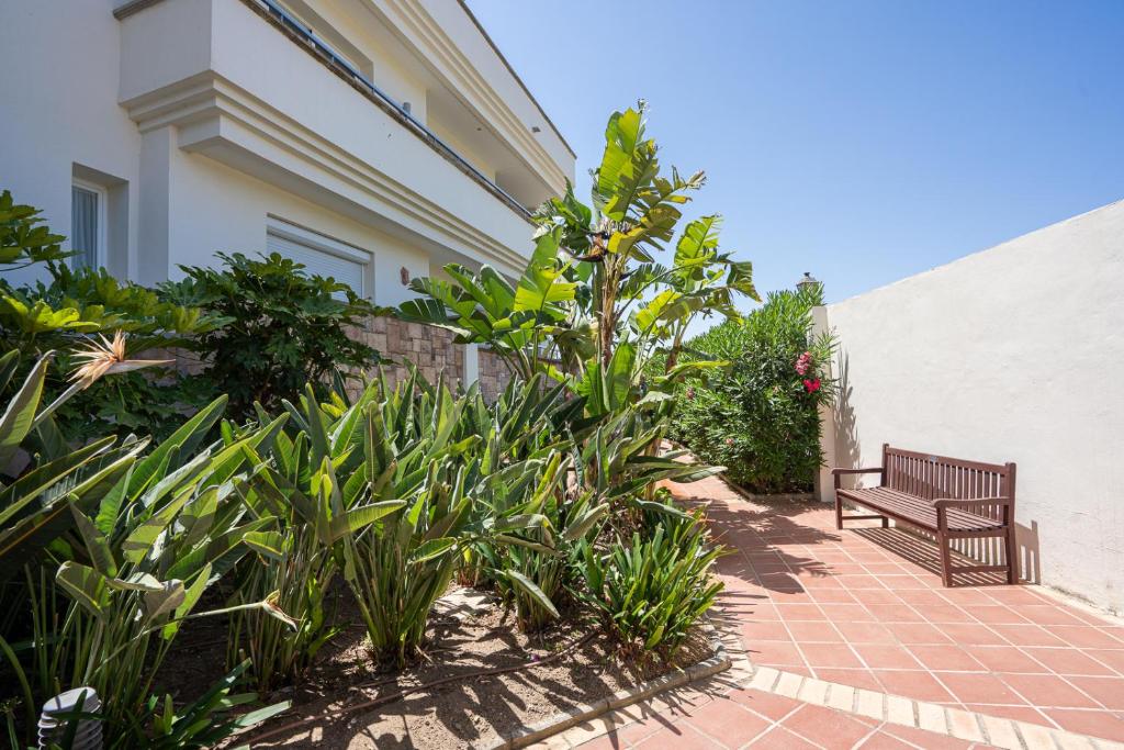 Ogród w obiekcie Front line beach luxury apartment in Heaven Beach