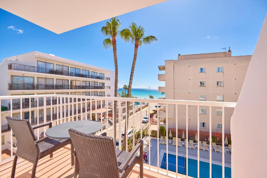 Bazén v ubytování Universal Hotel Bikini nebo v jeho okolí