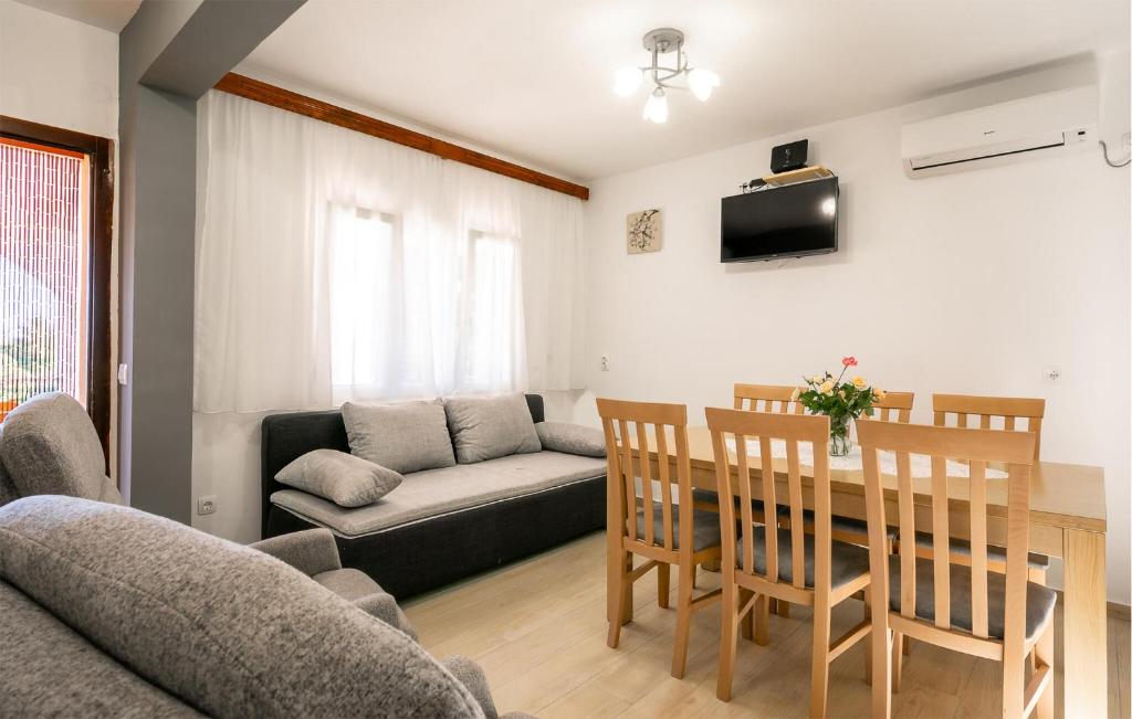 salon ze stołem i kanapą w obiekcie Holiday Home Prizba 43 w mieście Prižba