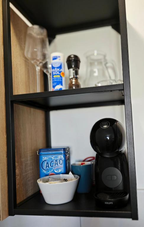 Príslušenstvo na prípravu kávy alebo čaju v ubytovaní Cozy Old Town Apartment