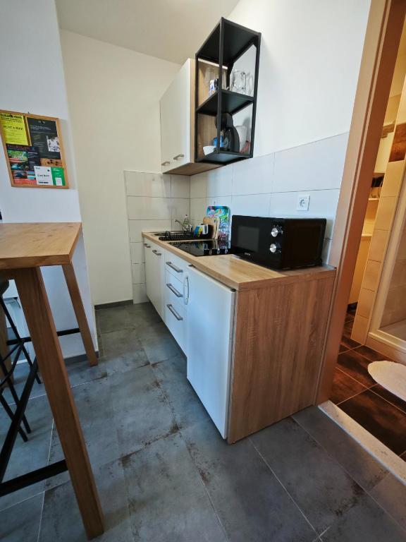 Kuchyňa alebo kuchynka v ubytovaní Cozy Old Town Apartment