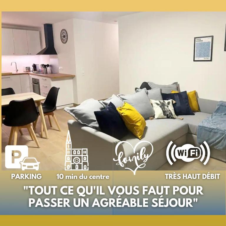 un salon avec un canapé et une cuisine dans l'établissement Grand Appart Neuf Lumineux, parking gratuit, 10 min Centre, à Strasbourg