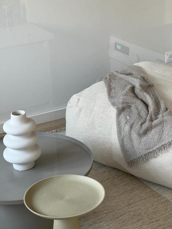 un salon avec une table et un canapé dans l'établissement EXCEPTIONNEL - Appartement près TOUR EIFFEL, à Paris