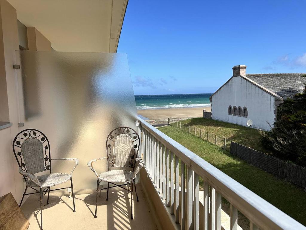 - deux chaises sur un balcon avec vue sur la plage dans l'établissement 401 - Appart T2 à 50m de la belle plage de Caroual, à Erquy