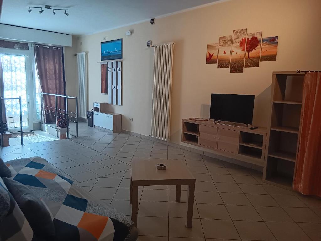 Televízia a/alebo spoločenská miestnosť v ubytovaní casa vacanze iris, appartamento turistico