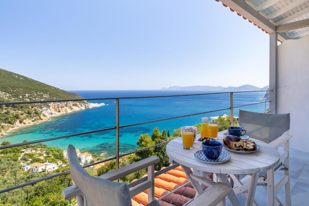 einen Tisch mit einem Teller Essen auf einem Balkon mit Meerblick in der Unterkunft Sea View Studios in Skopelos