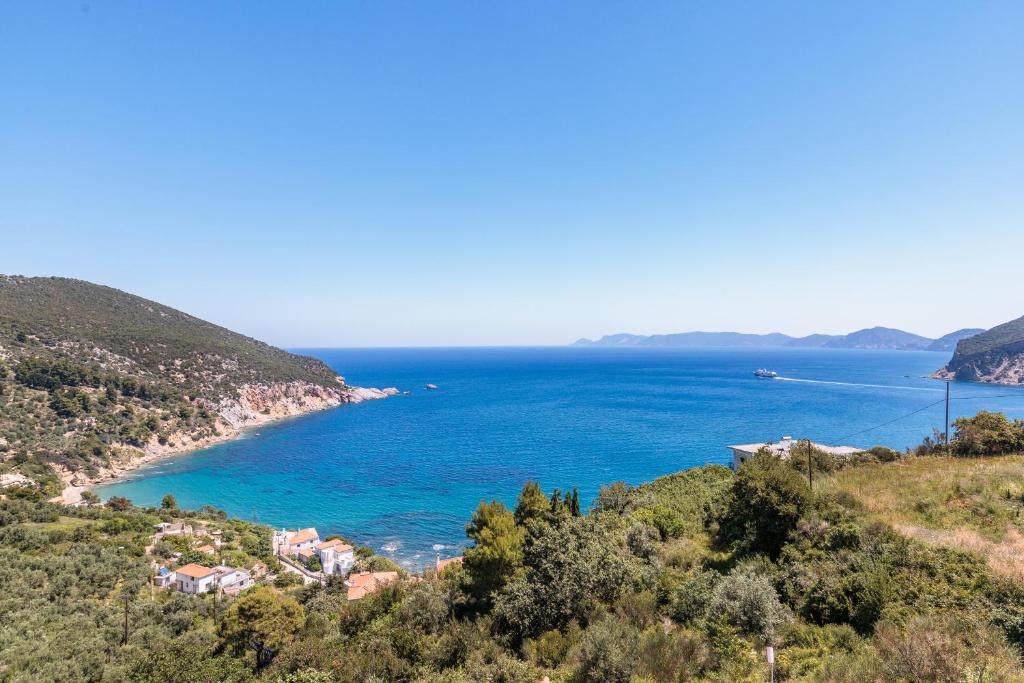 uitzicht op de oceaan vanaf een heuvel bij Sea View Studios in Skopelos Town