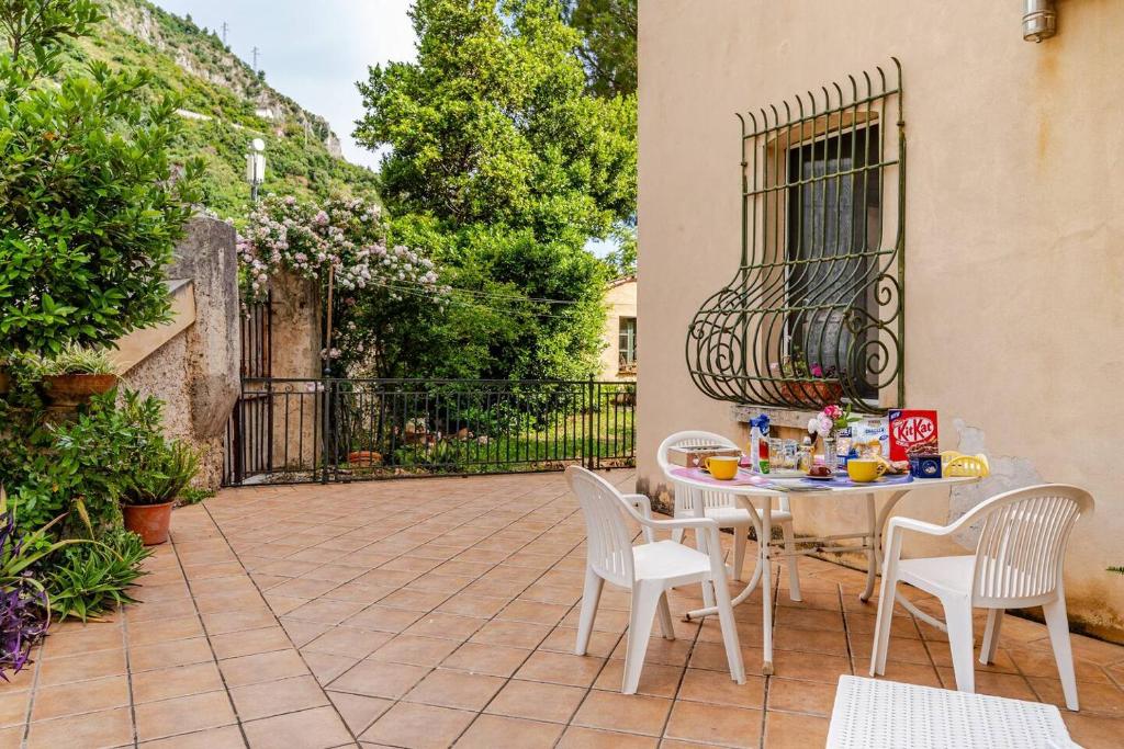 Thea Maris - Two-Bedroom Apartment