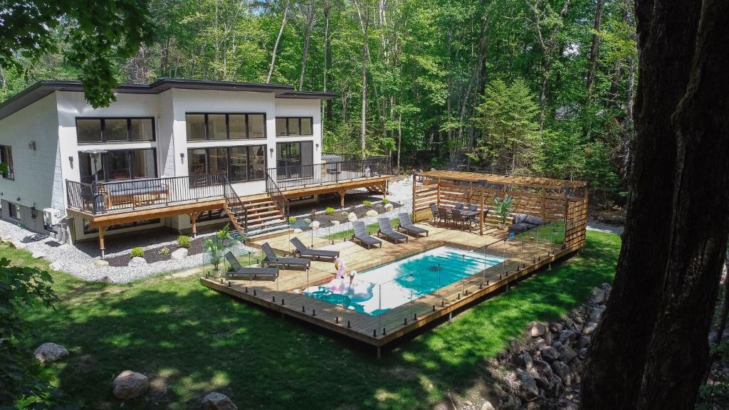 une vue aérienne d'une maison avec piscine dans l'établissement Le Singapour - Cottage Resort - Brownsburg-Chatham, à Brownsburg