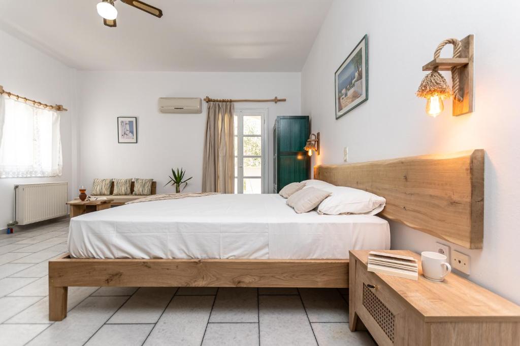 Postel nebo postele na pokoji v ubytování Studios Vrettos Beachfront Hotel