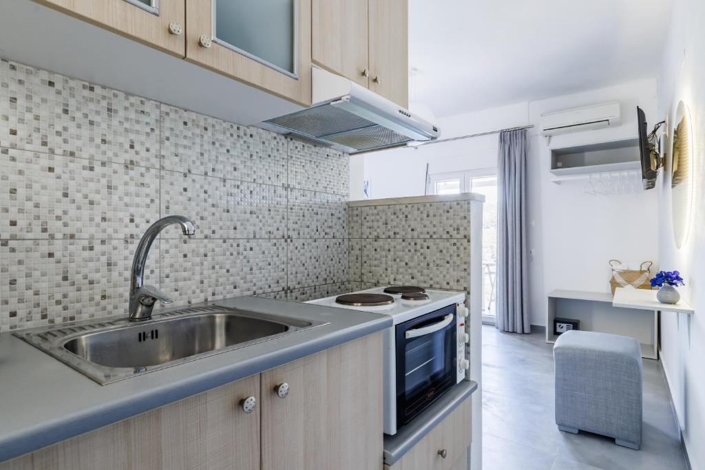 A kitchen or kitchenette at Sea View Studios