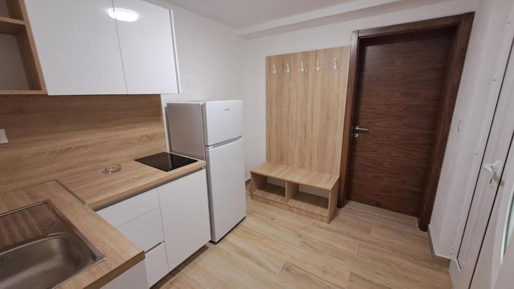 Kuchyň nebo kuchyňský kout v ubytování Apartmani Dodig