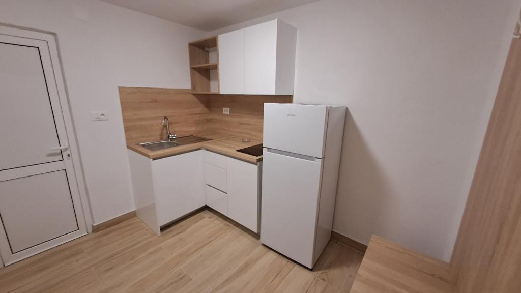 Kuchyň nebo kuchyňský kout v ubytování Apartmani Dodig