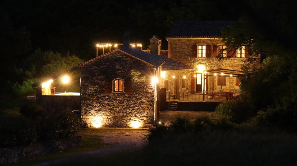 una casa de piedra iluminada por la noche con luces en Casa Cocola, en Cerovlje