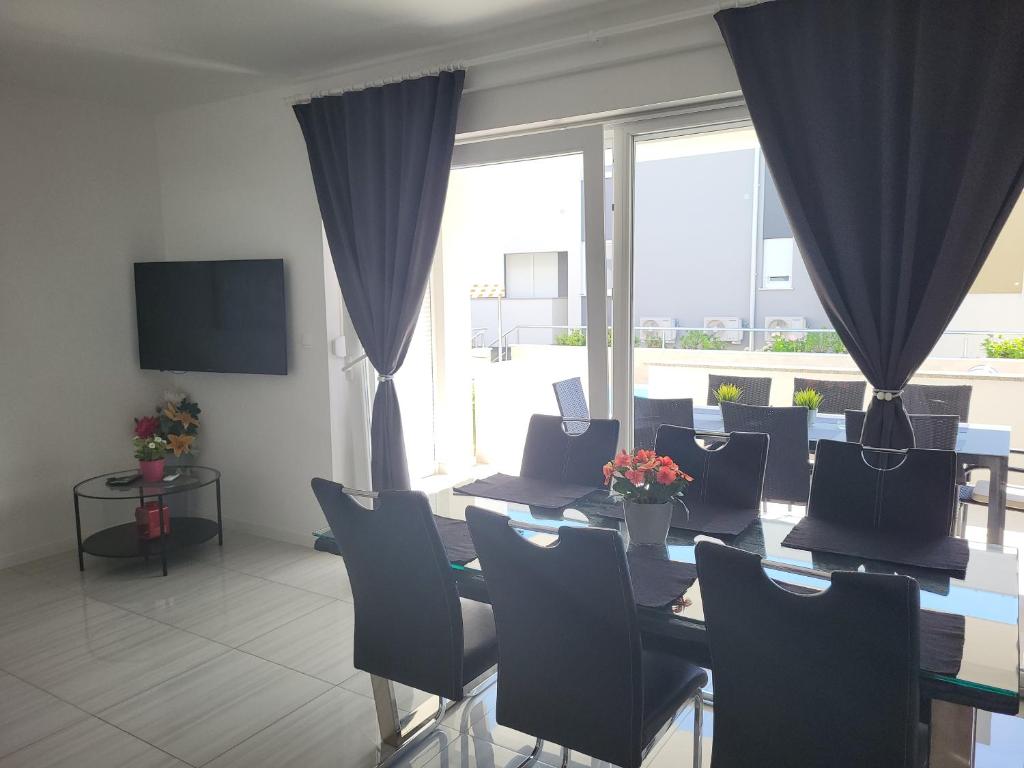 Telewizja i/lub zestaw kina domowego w obiekcie Apartment Villa Lumada with Pool