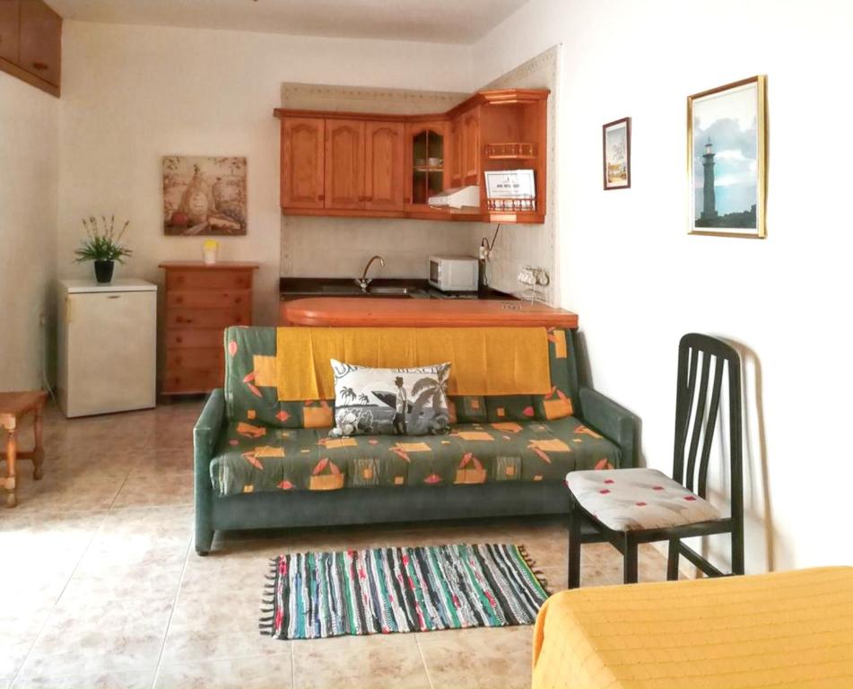 sala de estar con sofá y cocina en Studio with terrace at Frontera 2 km away from the beach, en La Frontera