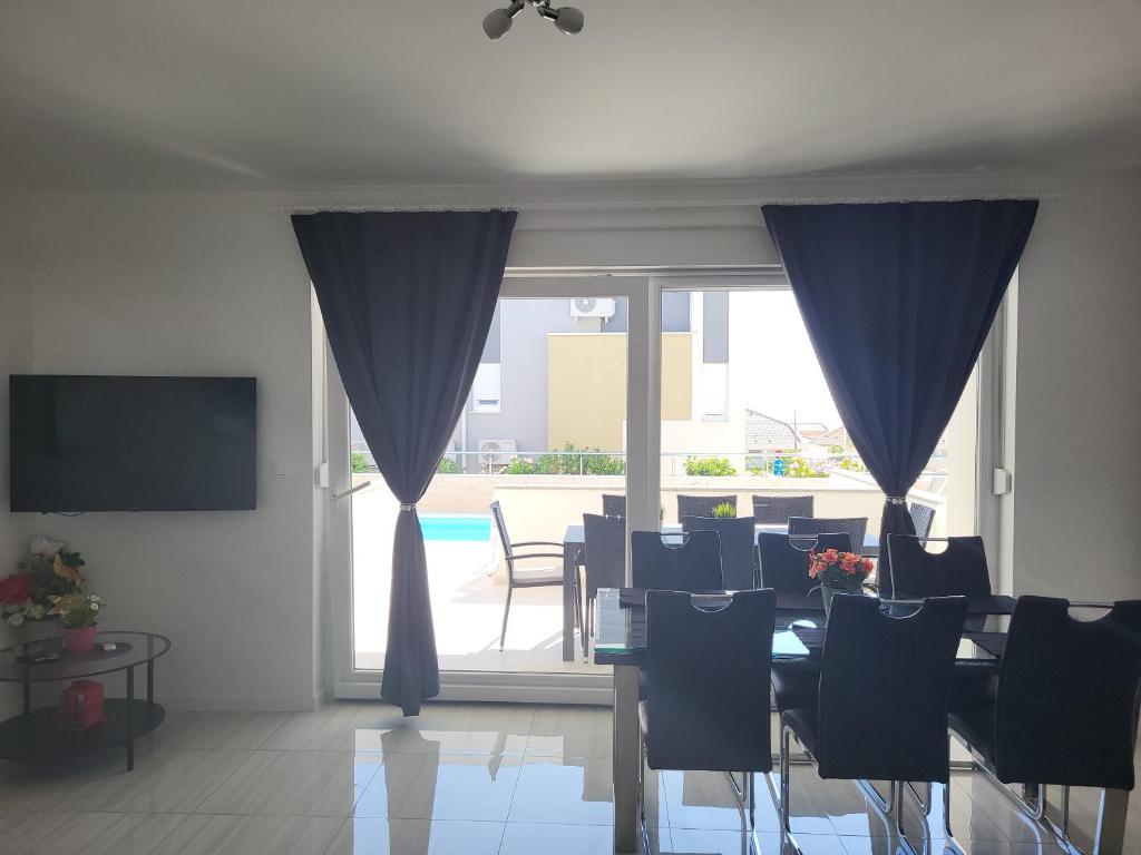 Telewizja i/lub zestaw kina domowego w obiekcie Apartment Villa Lumada with Pool