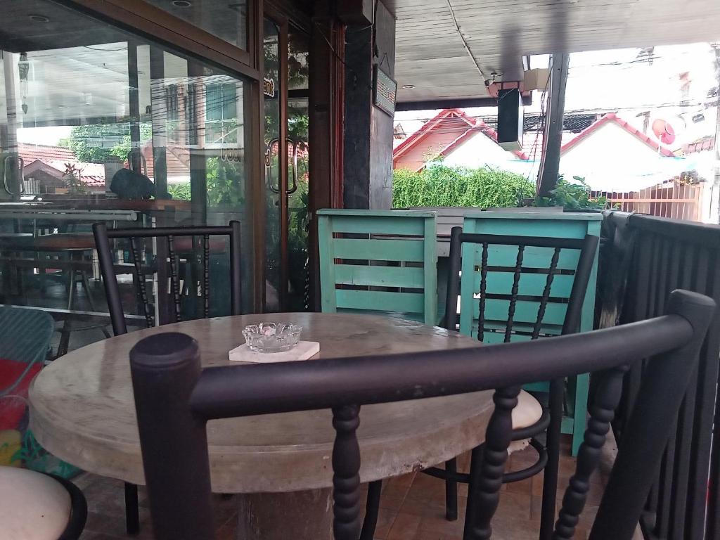Balkón nebo terasa v ubytování BEN & LEK GUESTHOUSE