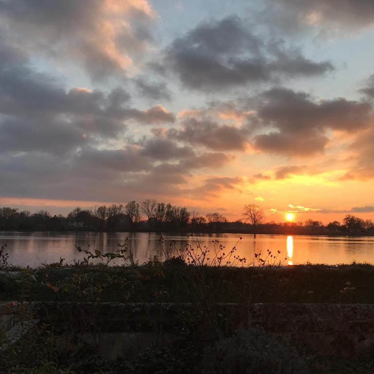 - un coucher de soleil sur un lac dans l'établissement Villa Garonne, à Quinsac