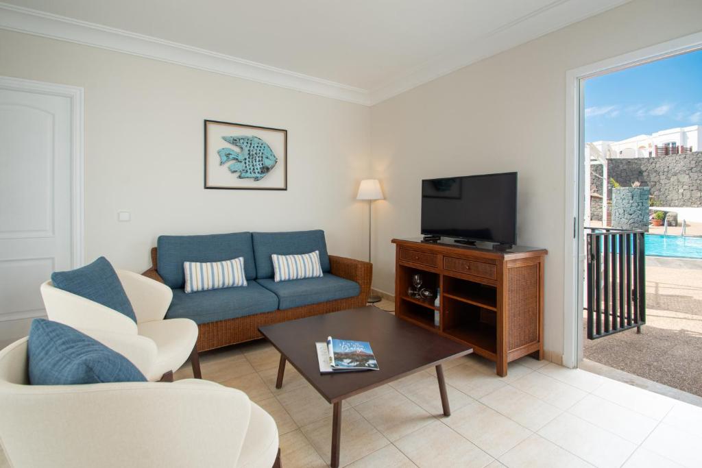 TV a/nebo společenská místnost v ubytování Apartamentos LIVVO Coloradamar