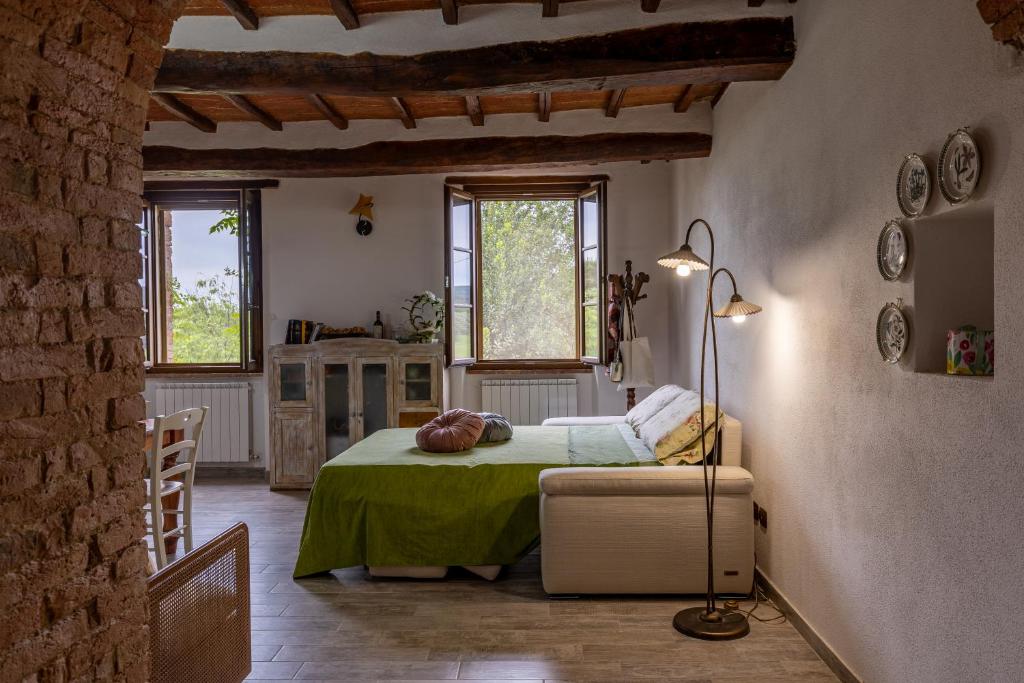 Postel nebo postele na pokoji v ubytování Pociano 1863 - Country House with Stunning view of Siena